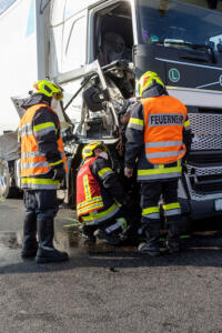 Zwei schwer verletzte Personen bei Kollision zwischen Pkw und Lkw