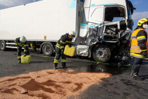 Zwei schwer verletzte Personen bei Kollision zwischen Pkw und Lkw