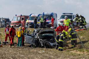 Zwei schwer verletzte Personen bei Kollision zwischen Pkw und Lkw