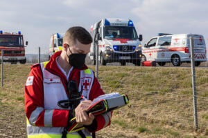 Zwei schwer verletzte Personen bei Kollision zwischen Pkw und Lkw