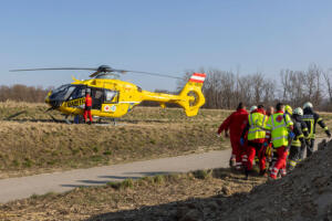 Zwei schwer verletzte Personen bei Kollision zwischen Pkw und Lkw