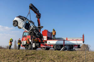 Zwei schwer verletzte Personen bei Kollision zwischen Pkw und Lkw