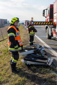 Zwei schwer verletzte Personen bei Kollision zwischen Pkw und Lkw