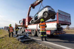 Zwei schwer verletzte Personen bei Kollision zwischen Pkw und Lkw