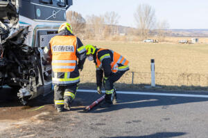 Zwei schwer verletzte Personen bei Kollision zwischen Pkw und Lkw