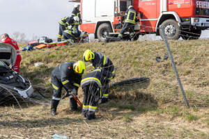 Zwei schwer verletzte Personen bei Kollision zwischen Pkw und Lkw