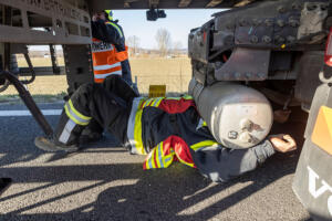 Zwei schwer verletzte Personen bei Kollision zwischen Pkw und Lkw