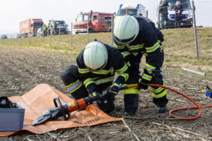 Zwei schwer verletzte Personen bei Kollision zwischen Pkw und Lkw