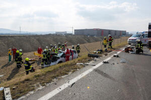 Zwei schwer verletzte Personen bei Kollision zwischen Pkw und Lkw