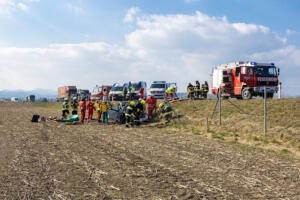 Zwei schwer verletzte Personen bei Kollision zwischen Pkw und Lkw