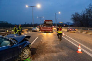 Auffahrunfall auf der Donaubrücke führt zu Behinderungen im Abendverkehr