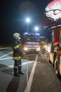 Mercedes landet nach mehrfachen Überschlag am Begleitweg der B37