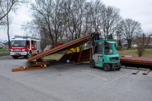 Carport bei Unfall mit Lieferwagen eingestürzt