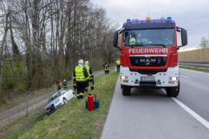 Pkw fährt mehrere hundert Meter auf der Böschung der B37a