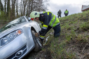 Pkw fährt mehrere hundert Meter auf der Böschung der B37a