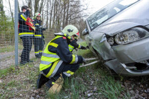 Pkw fährt mehrere hundert Meter auf der Böschung der B37a