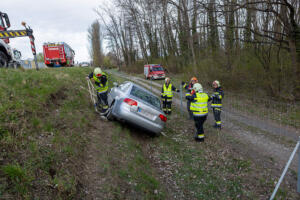 Pkw fährt mehrere hundert Meter auf der Böschung der B37a