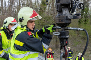 Pkw fährt mehrere hundert Meter auf der Böschung der B37a