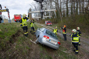 Pkw fährt mehrere hundert Meter auf der Böschung der B37a