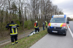 Pkw fährt mehrere hundert Meter auf der Böschung der B37a