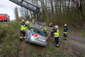 Pkw fährt mehrere hundert Meter auf der Böschung der B37a