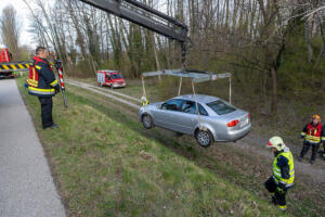 Pkw fährt mehrere hundert Meter auf der Böschung der B37a