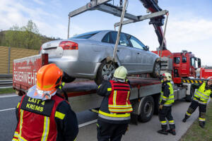 Pkw fährt mehrere hundert Meter auf der Böschung der B37a