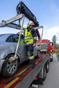 Pkw fährt mehrere hundert Meter auf der Böschung der B37a