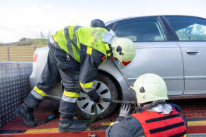 Pkw fährt mehrere hundert Meter auf der Böschung der B37a