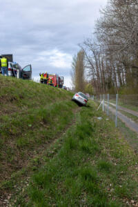 Pkw fährt mehrere hundert Meter auf der Böschung der B37a