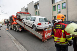 Nach einem medizinischen Notfall prallt ein Pkw gegen einen Transporter