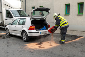 Nach einem medizinischen Notfall prallt ein Pkw gegen einen Transporter