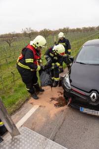 Fahrer schläft nach Unfall in seinem Pkw