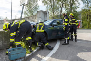 Fahrschülerin rammt ein Verkehrszeichen bei der Ortseinfahrt Hundsheim