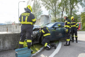 Fahrschülerin rammt ein Verkehrszeichen bei der Ortseinfahrt Hundsheim