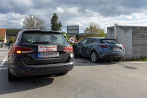 Fahrschülerin rammt ein Verkehrszeichen bei der Ortseinfahrt Hundsheim