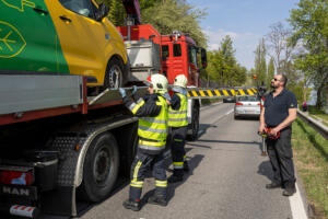 Elektrofahrzeug nach Auffahrunfall von der Feuerwehr geborgen