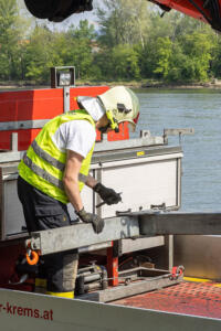 Elektrofahrzeug nach Auffahrunfall von der Feuerwehr geborgen