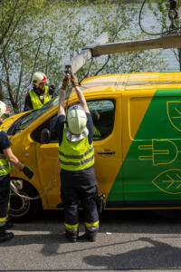 Elektrofahrzeug nach Auffahrunfall von der Feuerwehr geborgen