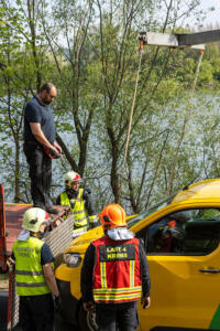 Elektrofahrzeug nach Auffahrunfall von der Feuerwehr geborgen