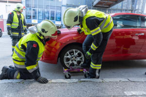 Defekter Pkw von der Feuerwehr aus dem Kreuzungsbereich entfernt