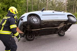 Mehrfacher Fahrzeugüberschlag auf der Abfahrt Palt - Zwei Frauen verletzt