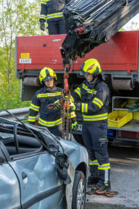 Mehrfacher Fahrzeugüberschlag auf der Abfahrt Palt - Zwei Frauen verletzt