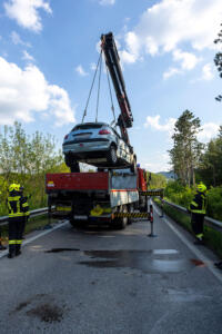 Mehrfacher Fahrzeugüberschlag auf der Abfahrt Palt - Zwei Frauen verletzt