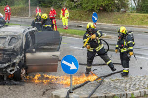 Treibstoff entsündet sich immer wieder erneut bei einem Pkw-Brand