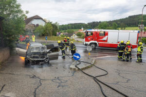 Treibstoff entsündet sich immer wieder erneut bei einem Pkw-Brand