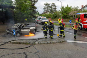 Treibstoff entsündet sich immer wieder erneut bei einem Pkw-Brand