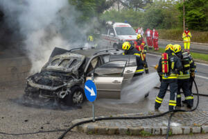 Treibstoff entsündet sich immer wieder erneut bei einem Pkw-Brand