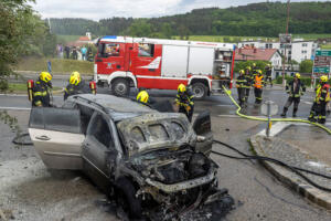 Treibstoff entsündet sich immer wieder erneut bei einem Pkw-Brand