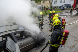 Treibstoff entsündet sich immer wieder erneut bei einem Pkw-Brand